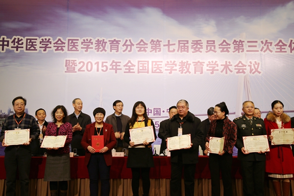 前排左三为吕磊，左四为尹晓琴