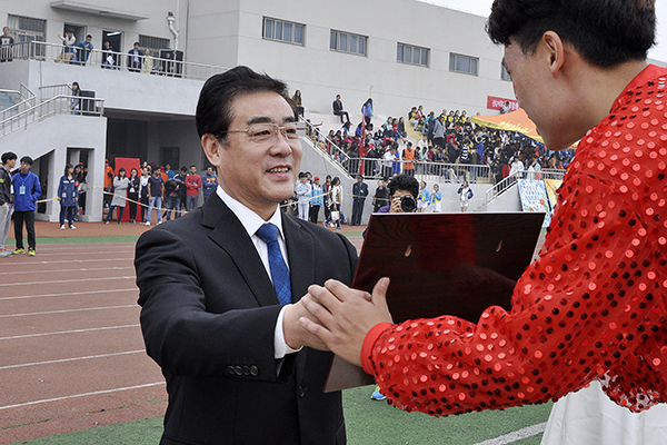 石增立为获奖运动员颁奖